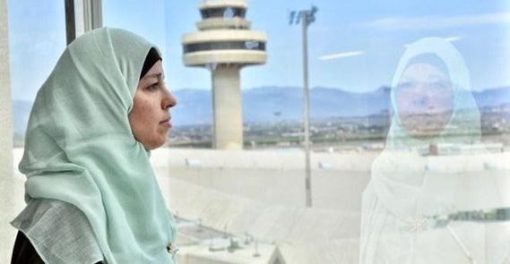 القضاء الاسبانی یسمح لموظفه مطار بارتداء الحجاب