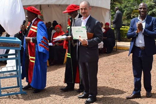 تخرج أول دفعه من طلاب الکلیه الإسلامیه لدی أوغندا
