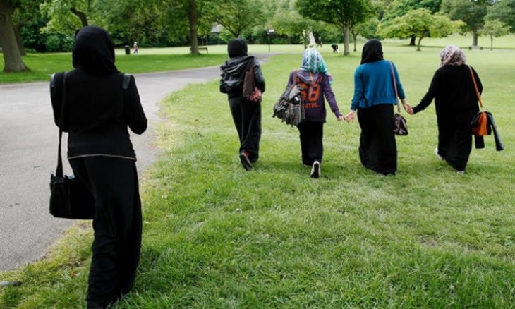 زعیمه حزب میرکل تدعم الجدل بشأن حظر الحجاب فی المدارس