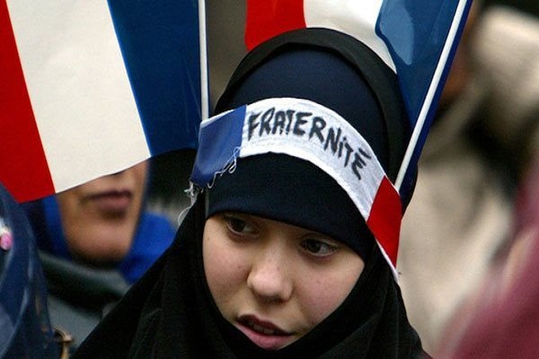 مشروع یطالب بجعل توقیع میثاق مبادئ الإسلام فی فرنسا إلزامیاً