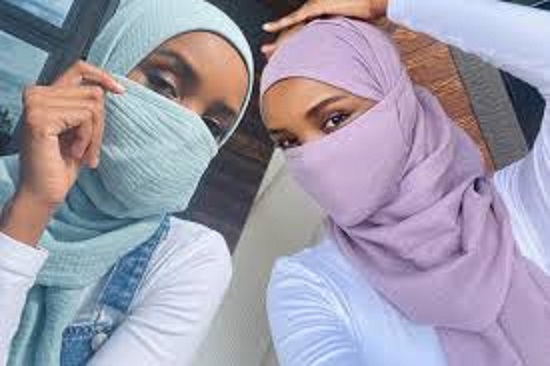 کورونا جعل حجاب المسلمه مقبولا وذکر بالزی الإسلامی