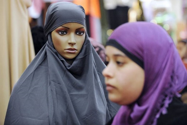“الشیوخ” الفرنسی یصوت بحظر الحجاب بالمسابقات الریاضیه