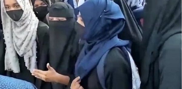 ولایه هندیه تمنع الطالبات من ارتداء الحجاب.. واحتجاجات