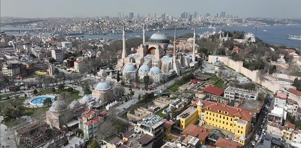 مساجد إسطنبول تتزین فرحاً بقدوم رمضان