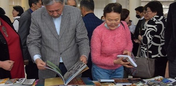 إهداء کتاب “القرآن فی الشعر الروسی” إلی مکتبه کازاخستان