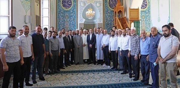 رئیس وزراء جورجیا یزور مسجداً لتهنئه المسلمین