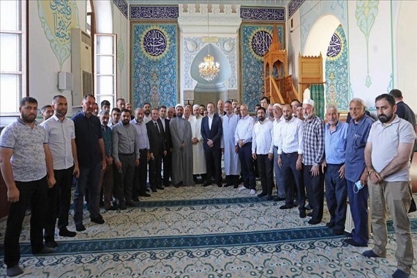 رئیس وزراء جورجیا یزور مسجداً لتهنئه المسلمین
