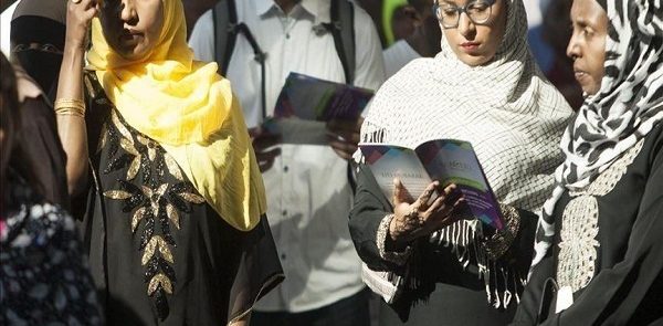 البرلمان الکندی یصوّت بأغلبیه على إلغاء حظر الحجاب