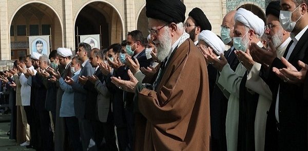إقامه صلاه عید الفطر فی طهران بإمامه قائد الثوره الإسلامیه