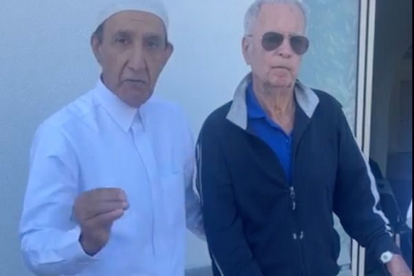 مسنّ أسترالی یعلن إسلامه فی یوم عید الفطر المبارک + فیدیو