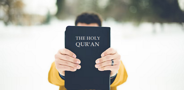القرآن الکریم هو کتاب التبشیر والإنذار