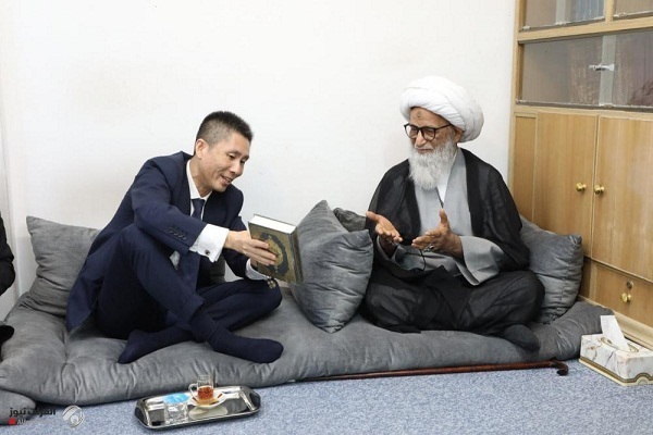 سفیر الصین لدى العراق یهدی المرجع النجفی نسخه من القرآن بالصینیه