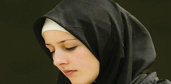 الحیاء والحجاب؛ حلّ لتقلیص قضایا المجتمع
