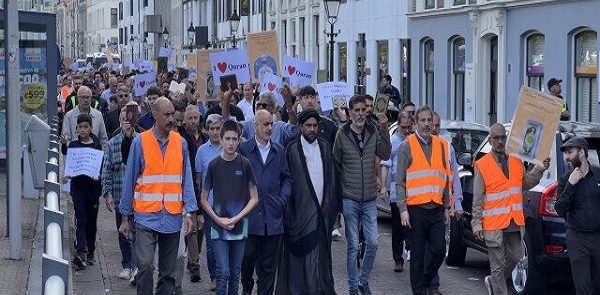 مسلمو هولندا یحتجون على استهداف القرآن