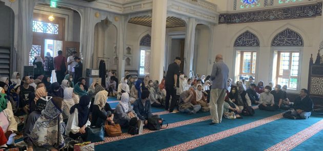 بأعداد کبیره.. توافد العشرات من الیابانین على جامع طوکیو للسؤال عن الإسلام