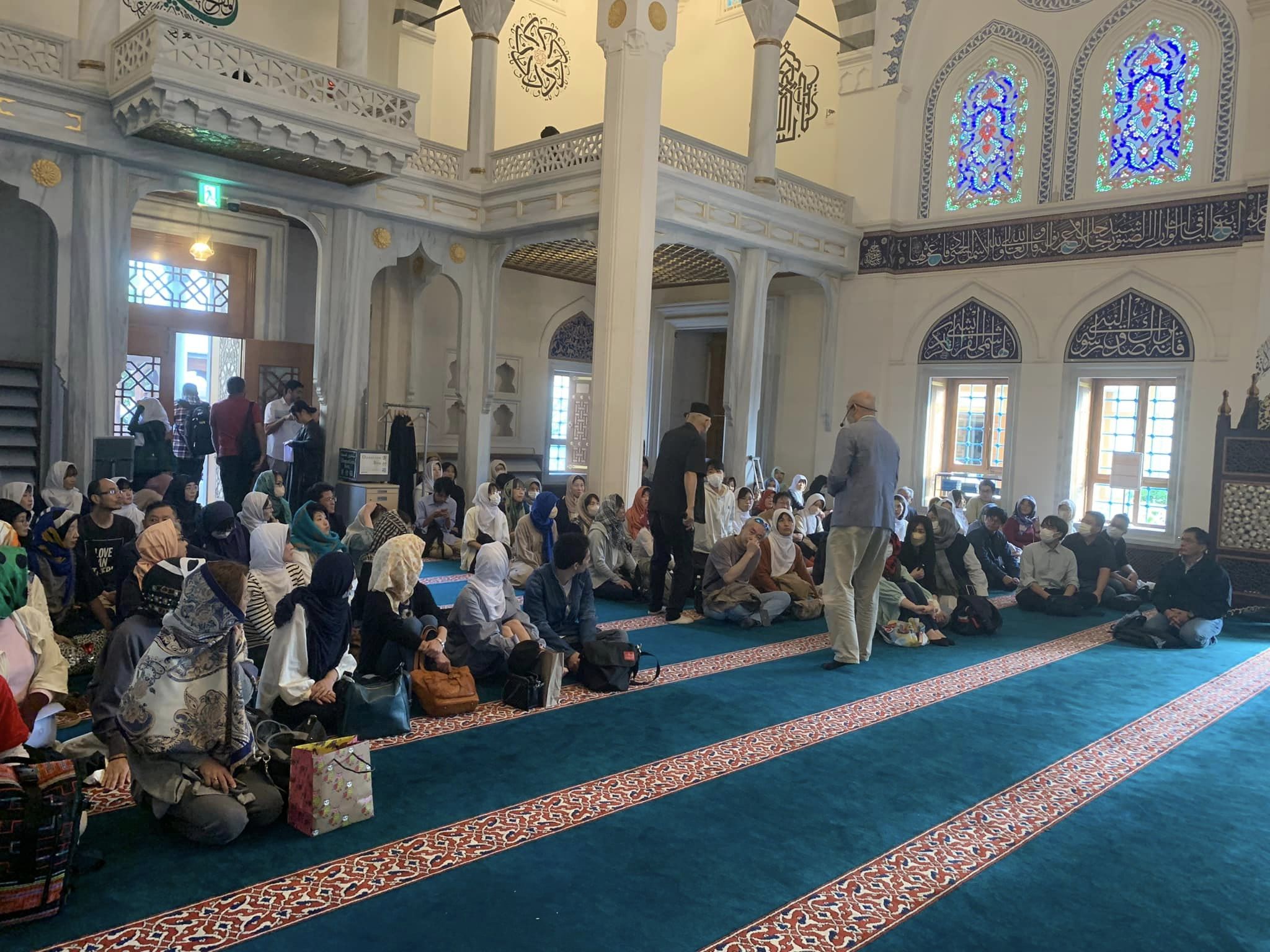 بأعداد کبیره.. توافد العشرات من الیابانین على جامع طوکیو للسؤال عن الإسلام