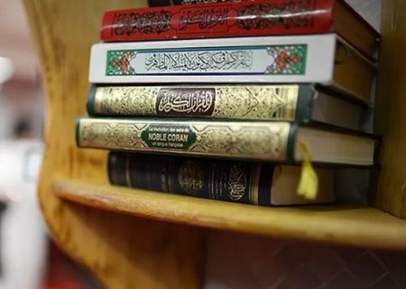 توزیع القرآن فی هولندا ردّاً على هجمات معادیه للإسلام