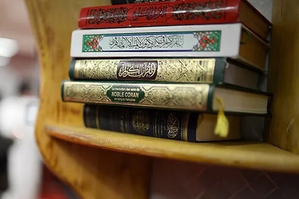 توزیع القرآن فی هولندا ردّاً على هجمات معادیه للإسلام