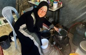 فلسطینیه فی غزه تتحدى الحرب بتعلیم أطفالها القرآن