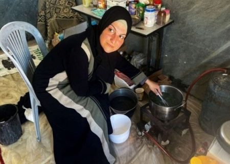 فلسطینیه فی غزه تتحدى الحرب بتعلیم أطفالها القرآن