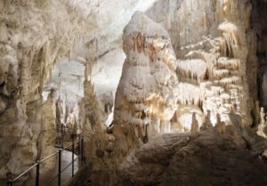 غار پوستوژنا، اسلوونی